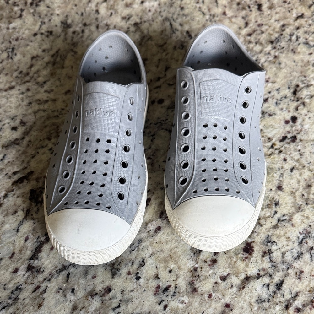 Native Kids Water Shoes - Gray and White
